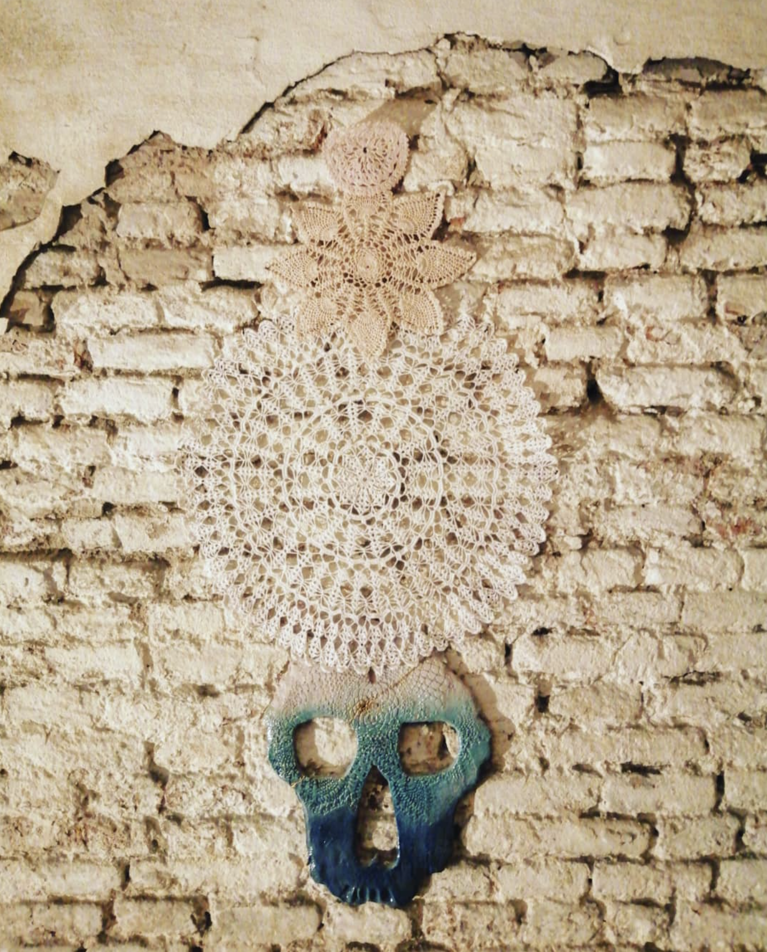 Collection: SKULL Title: YANTRA SKULL Possibility 2 Material: ceramic and doilies Sizes Skull (cm) H: 50 - W: 35 - D: 1 Weight (g) 1500 Designed in 2020